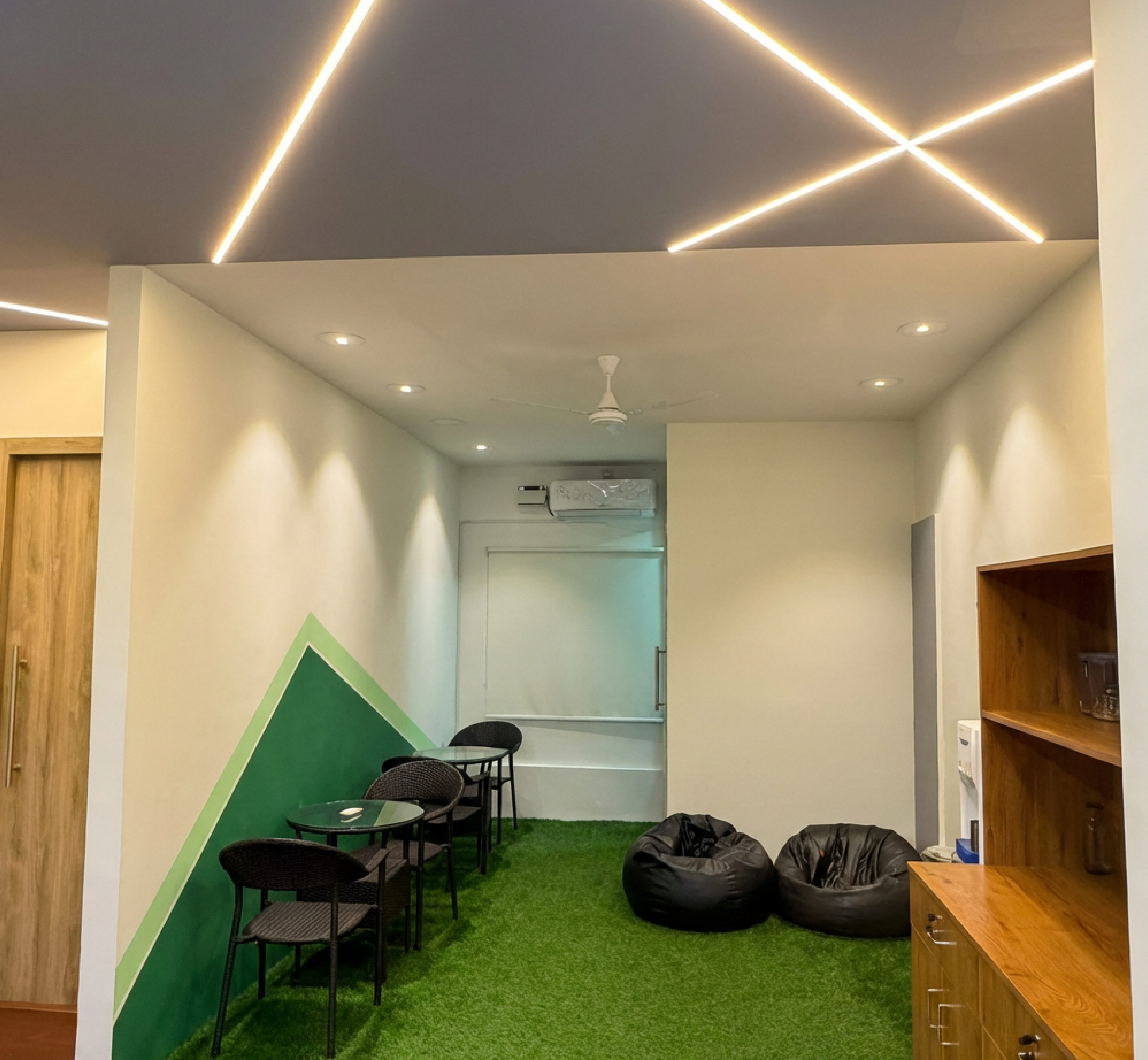 Flexi desks and seating area in managed office space